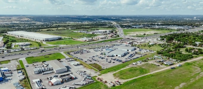 atrakcyjność lokalizacji magazynów przy głównych drogach transportowych