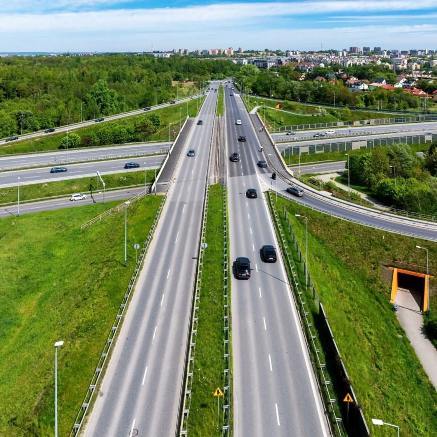 Drogi ku przyszłości: Jak nowa infrastruktura drogowa definiuje atrakcyjność lokalizacji magazynowych?