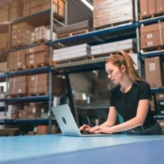 Strefy funkcjonalne magazynu: klucz do optymalizacji procesów logistycznych