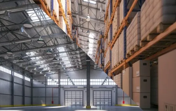 Magazyn z pełnym wyposażeniem czy surowa przestrzeń – co się bardziej opłaca?