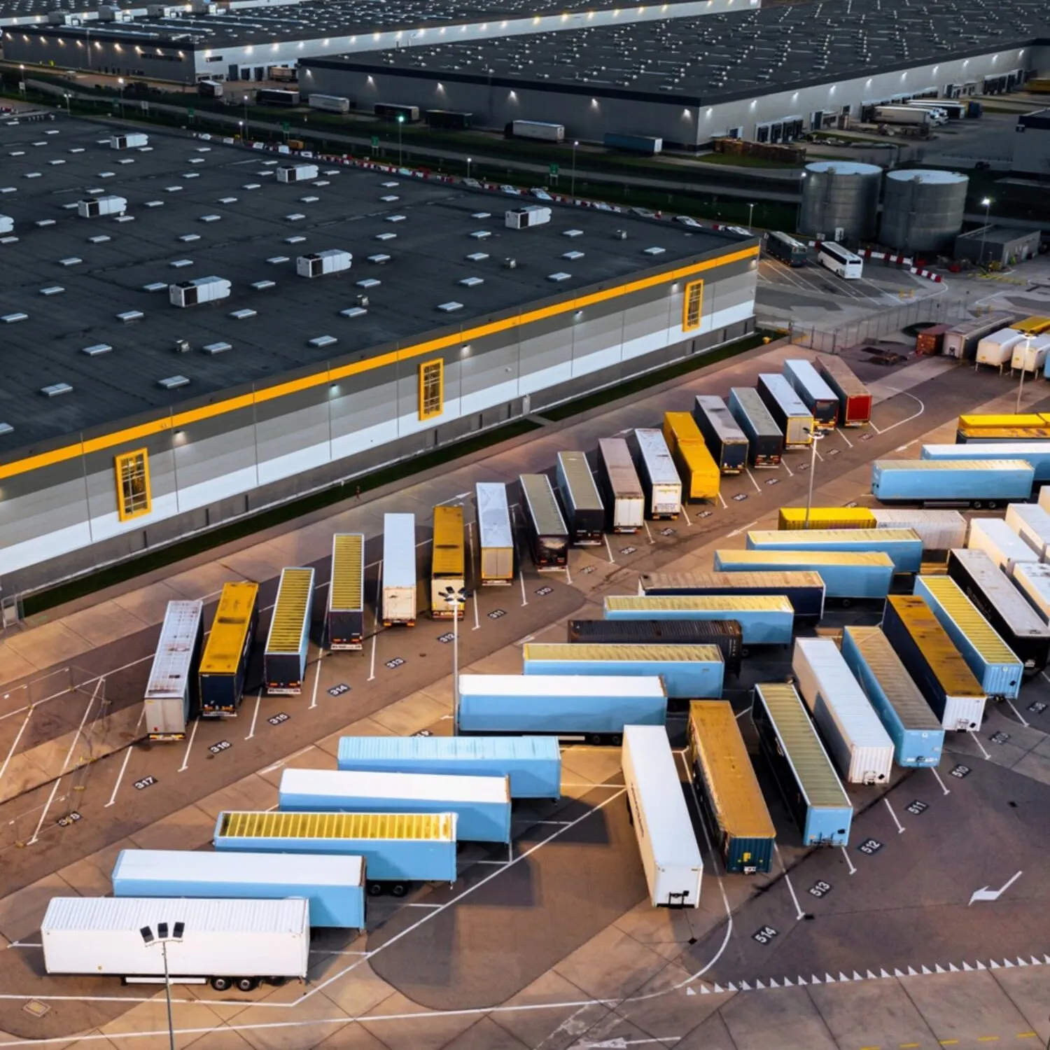 Magazyn w centrum miasta a na obrzeżach – porównanie kosztów i dostępności