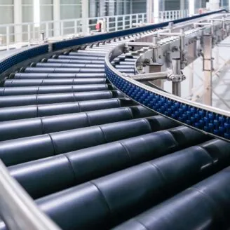 Automatyczne sortowanie i kierowanie w magazynie. Jak przyspieszyć przepływ towarów i ograniczyć błędy operacyjne?