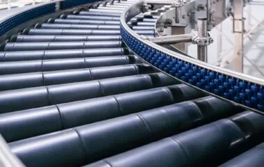 Automatyczne sortowanie i kierowanie w magazynie. Jak przyspieszyć przepływ towarów i ograniczyć błędy operacyjne?