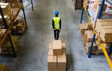 Magazynowanie produktów sezonowych: kluczowe aspekty logistyki i organizacji przestrzeni