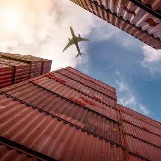 Zrównoważony rozwój a wynajem magazynów przy lotniskach. Jak ekologiczne rozwiązania wspierają logistykę lotniczą?