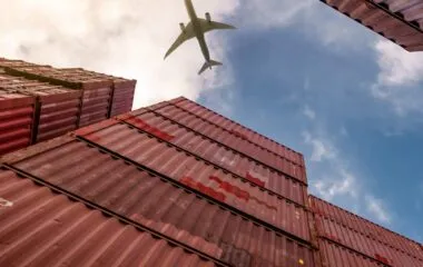 Zrównoważony rozwój a wynajem magazynów przy lotniskach. Jak ekologiczne rozwiązania wspierają logistykę lotniczą?