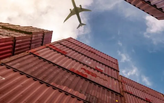 Zrównoważony rozwój a wynajem magazynów przy lotniskach. Jak ekologiczne rozwiązania wspierają logistykę lotniczą?