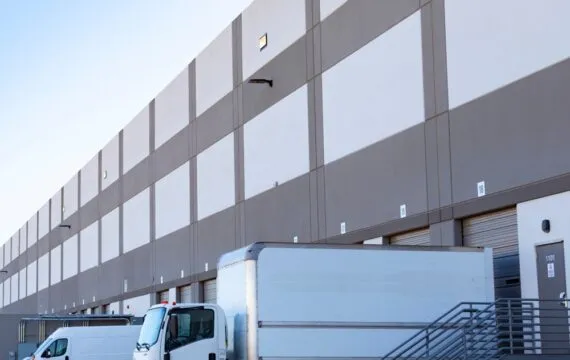Slotting magazynowy – jak strategiczne przypisanie miejsc parkingowych dla towaru w nowej hali redukuje koszty?