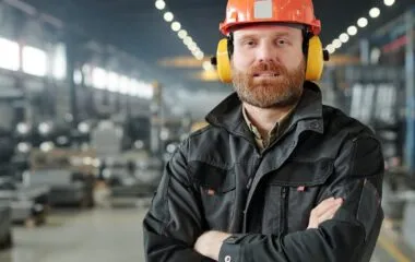 Akustyka hali magazynowej 24/7: jak ograniczamy hałas, poprawiamy komfort pracy i wybieramy magazyn, który wspiera bezpieczne operacje