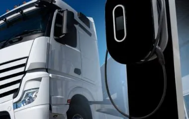 Infrastruktura dla elektrycznych aut ciężarowych (e-HGV) – czy polskie parki magazynowe są na to gotowe?