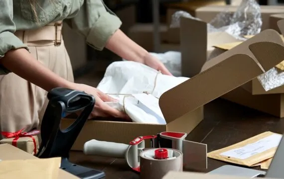 Huby konsolidacyjne dla dropshippingu – czy i kiedy model bezmagazynowy wymaga wynajęcia fizycznej przestrzeni?