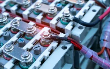 Magazynowanie baterii litowo-jonowych: nowe wyzwania i normy przeciwpożarowe w 2026 roku