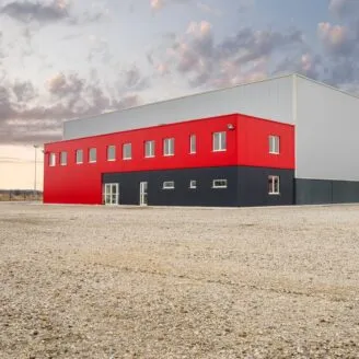 Wynajem magazynu z biurem - kiedy warto przenieść siedzibę do parku logistycznego, a kiedy lepszy jest model mieszany?