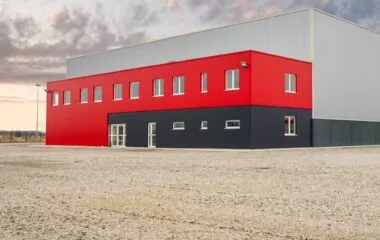 Wynajem magazynu z biurem – kiedy warto przenieść siedzibę do parku logistycznego, a kiedy lepszy jest model mieszany?